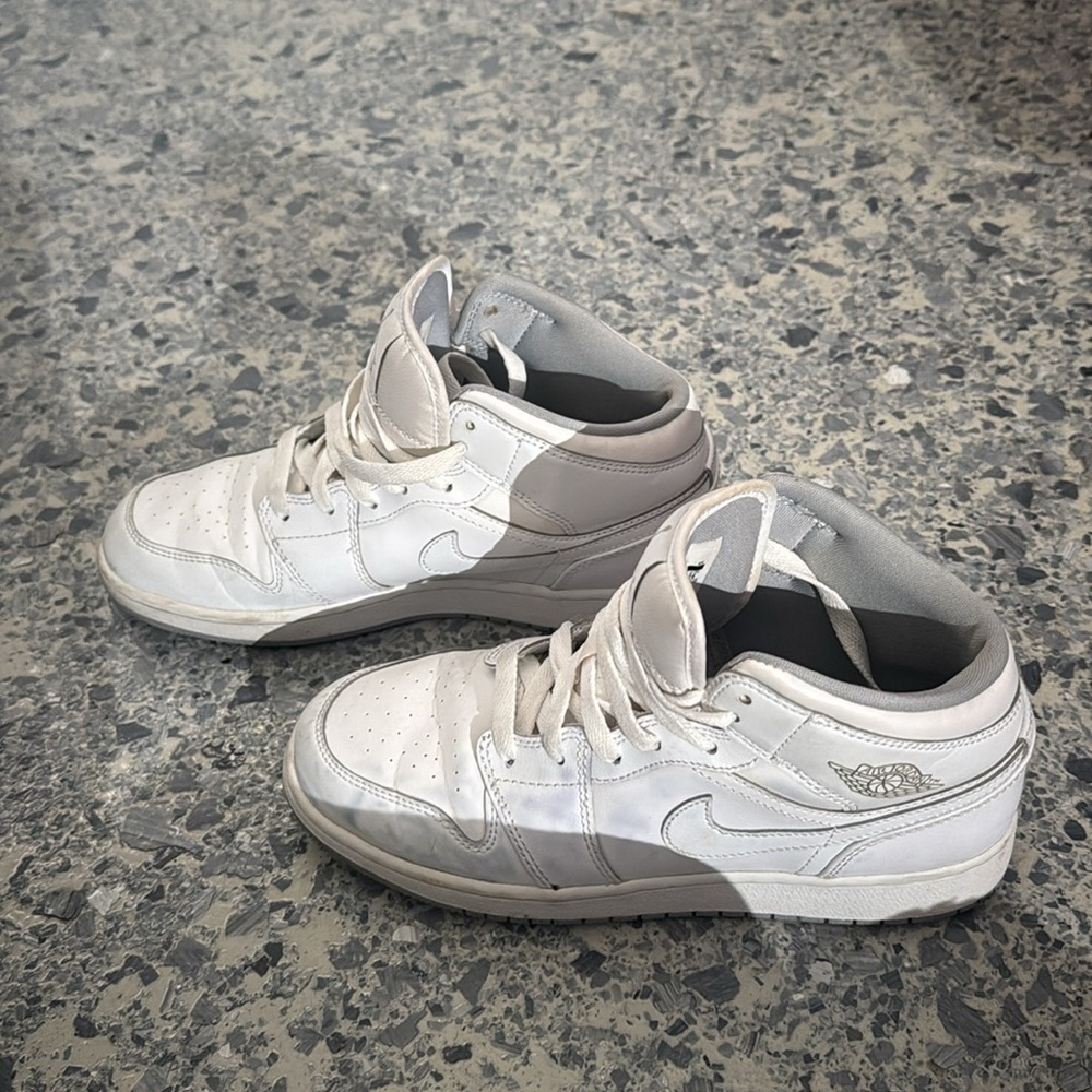 Woman’s AUTHENTIC Air Jordan 1 Mid
